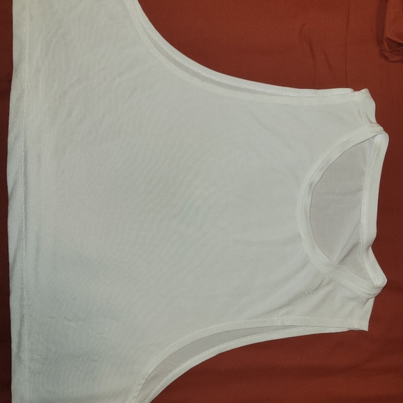 2 crop tanks - Picture 6 of 7